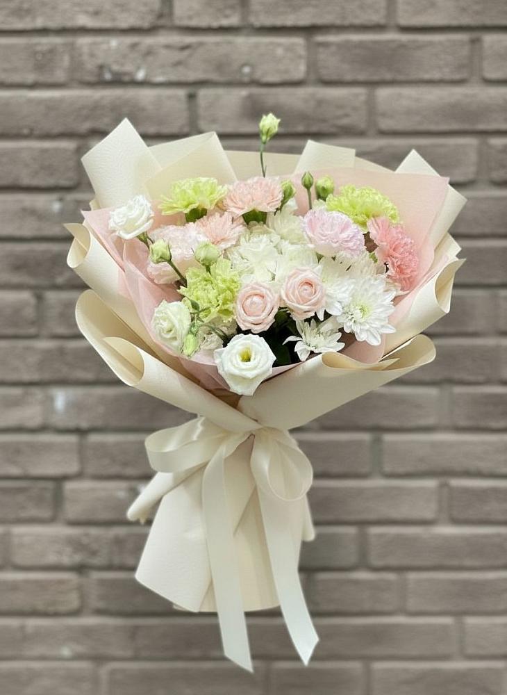 Букет цветов из: Гвоздики, Розы, Лизиантусы и Хризантемы в Туймазы