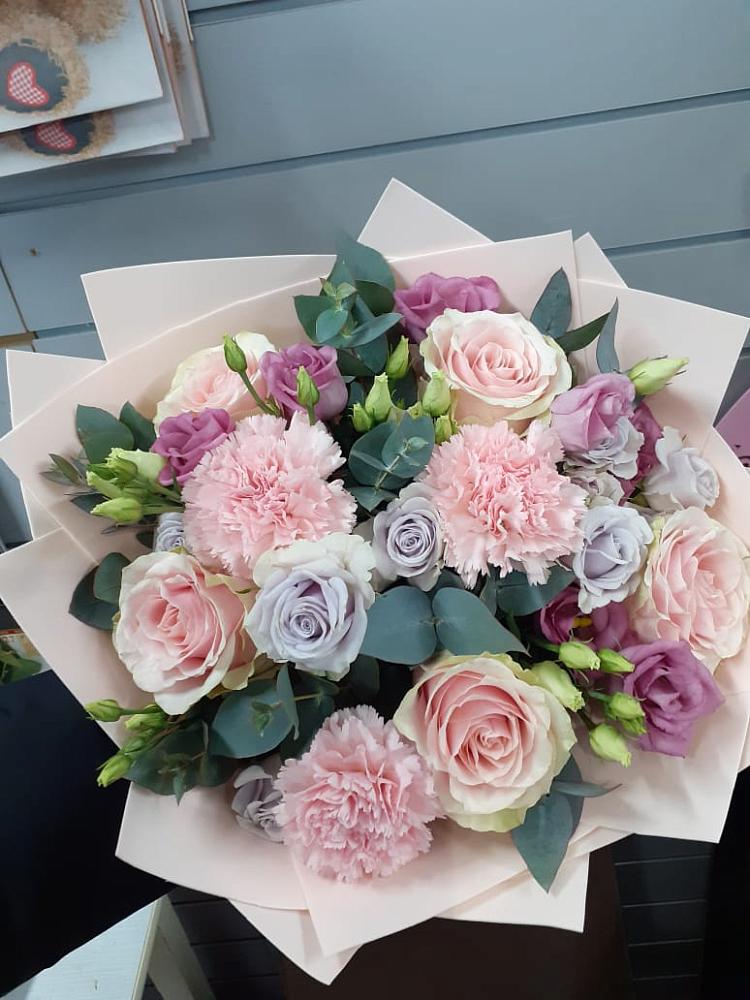 Букет цветов из: Розы, Гвоздики и Лизиантусы в Туймазы